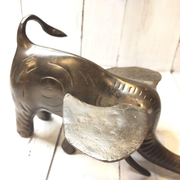 Large Sitting Brass Elephant Brutalist Carved India Trump Up Large Ears Long Tru - Picture 10 of 13